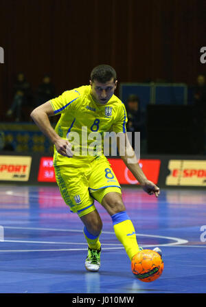 Kiev, Ucraina. 8h di aprile 2017. Sergiy Koval dell'Ucraina controlla una palla durante UEFA Futsal Euro 2018 partita di qualificazione contro il Belgio a Palats di sport a Kiev, Ucraina. Credito: Oleksandr Prykhodko/Alamy Live News Foto Stock