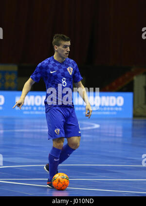 Kiev, Ucraina. 8h di aprile 2017. Dario Marinovic di Croazia controlla una palla durante UEFA Futsal Euro 2018 partita di qualificazione contro il Montenegro a Palats di sport a Kiev, Ucraina. Credito: Oleksandr Prykhodko/Alamy Live News Foto Stock