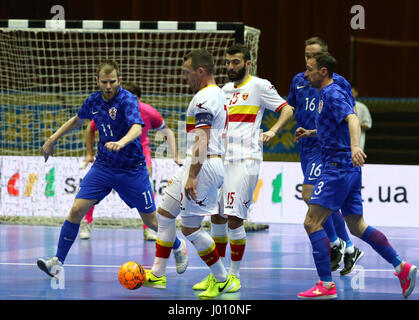 Kiev, Ucraina. 8h di aprile 2017. I giocatori del Montenegro (in bianco) e Croazia (in blu) squadre in azione durante il loro UEFA Futsal Euro 2018 partita di qualificazione al Palats di sport a Kiev, Ucraina. Credito: Oleksandr Prykhodko/Alamy Live News Foto Stock