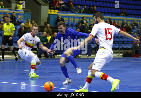 Kiev, Ucraina. 8h di aprile 2017. Tihomir Novak della Croazia (C) combatte per una sfera con Vedran Matosevic (L) e Aleksandar Obradovic del Montenegro durante il loro UEFA Futsal Euro 2018 partita di qualificazione al Palats di sport a Kiev, Ucraina. Credito: Oleksandr Prykhodko/Alamy Live News Foto Stock