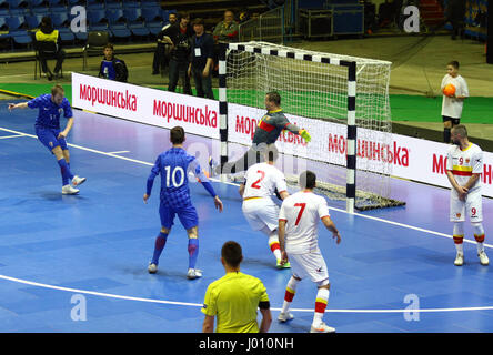 Kiev, Ucraina. 8h di aprile 2017. Josip Suton della Croazia (prima da L) punteggi un obiettivo durante UEFA Futsal Euro 2018 partita di qualificazione contro il Montenegro a Palats di sport a Kiev, Ucraina. Credito: Oleksandr Prykhodko/Alamy Live News Foto Stock