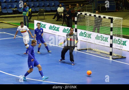 Kiev, Ucraina. 8h di aprile 2017. I giocatori del Montenegro (in bianco) e Croazia (in blu) squadre in azione durante il loro UEFA Futsal Euro 2018 partita di qualificazione al Palats di sport a Kiev, Ucraina. Credito: Oleksandr Prykhodko/Alamy Live News Foto Stock