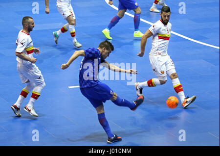 Kiev, Ucraina. 8h di aprile 2017. I giocatori del Montenegro (in bianco) e Croazia (in blu) squadre in azione durante il loro UEFA Futsal Euro 2018 partita di qualificazione al Palats di sport a Kiev, Ucraina. Credito: Oleksandr Prykhodko/Alamy Live News Foto Stock