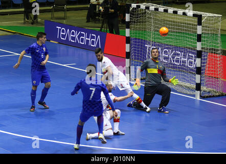 Kiev, Ucraina. 8h di aprile 2017. I giocatori del Montenegro (in bianco) e Croazia (in blu) squadre in azione durante il loro UEFA Futsal Euro 2018 partita di qualificazione al Palats di sport a Kiev, Ucraina. Credito: Oleksandr Prykhodko/Alamy Live News Foto Stock