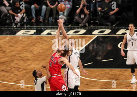 New York, Stati Uniti. 08 apr, 2017. NEW YORK, Stati Uniti d'America - 8 aprile: Robin Lopez del Chicago Bulls contro Brook Lopez di Brooklyn Nets durante il gioco presso Barclays Center di Brooklyn, a New York il 8 aprile 2017 (Foto: William Volcov Brasile Photo Press) Credito: Brasile Photo Press/Alamy Live News Foto Stock