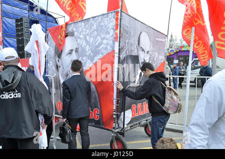 Ritratti di dirigenti comunisti sono mostrati al russo comunista dei lavoratori' Party dimostrazione durante un giorno di primavera e del lavoro. Foto Stock