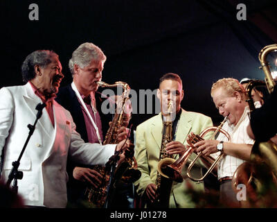 Il Presidente degli Stati Uniti Bill Clinton suona il sassofono con musicisti jazz presso il XIV anniversario del Newport Jazz Festival sui motivi del sud della Casa Bianca di Giugno 18, 1993 a Washington, DC. Foto Stock