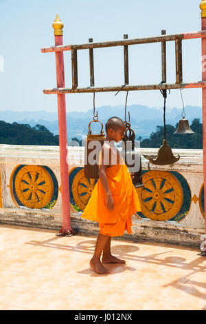 Krabi, Tailandia - 10 Aprile 2016: monaco novizio osservare la Collina della Tigre Grotta tempio di montagna su Aprile 10, 2016 in Krabi, Thailandia. Foto Stock