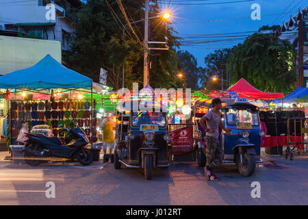 Chiang Mai, Thailandia - Agosto 21, 2016: tuk-tuk taxi attendere per i clienti nei pressi di sabato notte di mercato il 21 agosto 2016 a Chiang Mai, Thailandia. Foto Stock