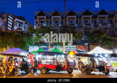 Chiang Mai, Thailandia - Agosto 21, 2016: tuk-tuk taxi attendere per i clienti nei pressi di sabato notte di mercato il 21 agosto 2016 a Chiang Mai, Thailandia. Foto Stock