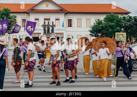 Chiang Mai, Thailandia - Agosto 24, 2016: i ragazzi e le ragazze in costumi del festival parade in prossimità dei tre re monumento su agosto 24, 2016 a Chiang ma Foto Stock
