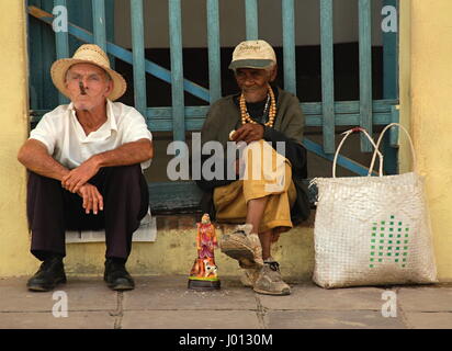 Cubanos in posa per turisti per le foto, fumatori di sigari, Trinidad, Cuba Foto Stock