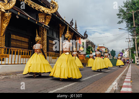 Chiang Mai, Thailandia - Agosto 24, 2016: giovani ragazze in costumi del festival parade vicino al tempio antico il 24 agosto 2016 a Chiang Mai, Thailandia. Foto Stock
