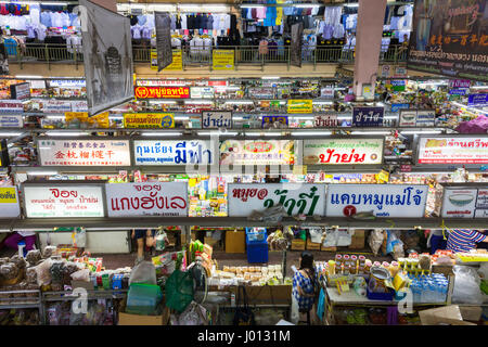 Chiang Mai, Thailandia - Agosto 27, 2016: elevato angolo di visione del mercato Warorot si spegne il 27 agosto 2016 a Chiang Mai, Thailandia. Foto Stock