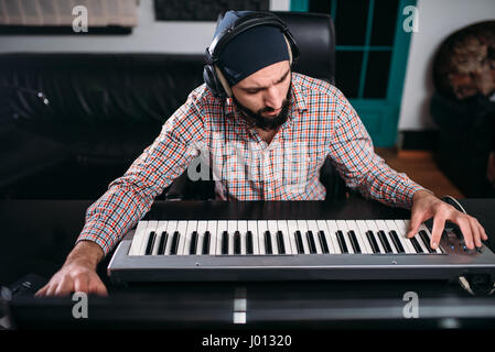 Audio engineering, soundman lavorare con sintetizzatore in studio. Professional Audio digitale la tecnologia di registrazione Foto Stock