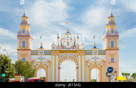 Siviglia - 23 aprile: un elaborato cancello viene costruito ogni anno durante la Feria de Abril il 23 aprile 2015 a Siviglia, Spagna. Foto Stock