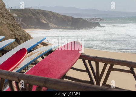 Tavole da surf in spiaggia Foto Stock