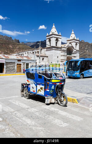 Locali di trasporto mototaxi nella piazza della città e dalla chiesa di Chivay, una cittadina nella valle di Colca, capitale della provincia di Caylloma, regione di Arequipa, Perù Foto Stock