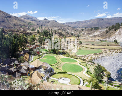 Il Colca Lodge Spa & Hot Springs Hotel vicino al Rio Colca con pre-Inca e terrazzamenti Inca nel canyon di Colca, Yanque, regione di Arequipa, Perù Foto Stock