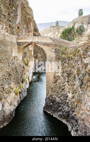 Antico ponte di pietra sul Rio di Colca, Colca Lodge Spa & Hot Springs Hotel nel canyon di Colca, Yanque, Caylloma provincia, regione di Arequipa, Perù Foto Stock