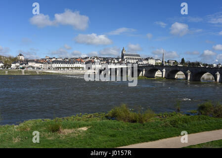 Cathedrale Saint-Louis, Pont Jacques Gabriel bridge, Blois, fiume Loira, Valle della Loira, Loir-et-Cher, Center-Val de la Loire, in Francia, in Europa, l'UNESCO Giornate mondiali Foto Stock