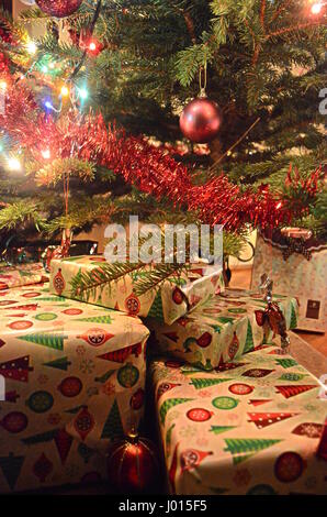 Pranzo regali di Natale a casa Foto Stock