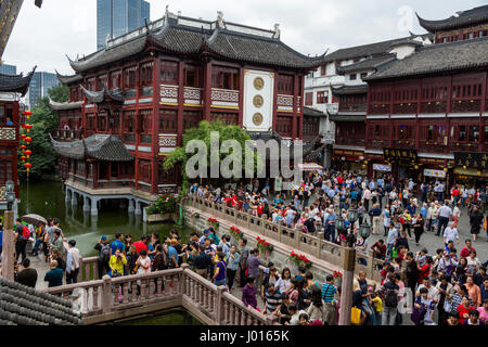 Cina, Shanghai. L' Yuyuan Bazar visitatori, consumatori e turisti. Foto Stock