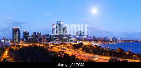 La città di Perth all'imbrunire, Australia Foto Stock