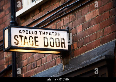 Cartello luminoso sopra la porta dello stadio di Apollo Theatre nel West End di Londra Foto Stock