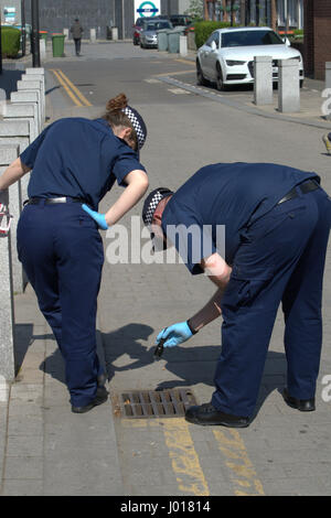 La ricerca di polizia della scena del crimine per prove come parte dell'indagine per omicidio in North Woolwich Londra Foto Stock