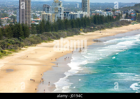 Vista aerea della gente sulla spiaggia a Burleigh capi sulla Gold Coast di Queensland, Australia Foto Stock