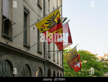 Street con le bandiere in Rue de Hotel-de-Ville a Ginevra, città vecchia, Svizzera Foto Stock