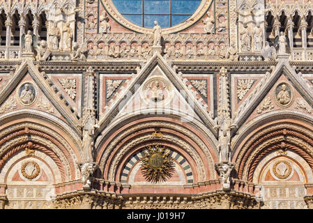 Il bellissimo marmo facciata ovest della cattedrale del Duomo di Siena, Italia Foto Stock