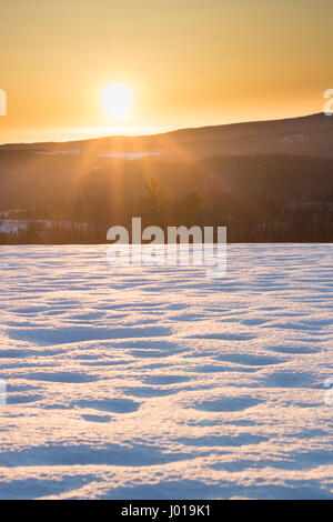 Tramonto sul bellissimo campo nevoso Foto Stock