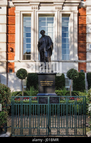 Memoriale di bronzo scultura di scienziato inglese Michael Faraday fuori dall'Istituto di ingegneria e tecnologia sede, Savoy Place, Londra,U Foto Stock