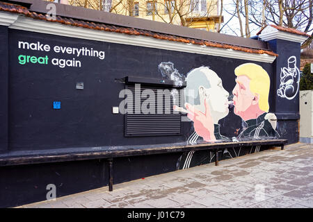 Vilnius, Lituania - 25 Febbraio 2017: Donald Trump baciare Vladimir Putin murale, Arte di strada, Vilnius, Lituania Foto Stock