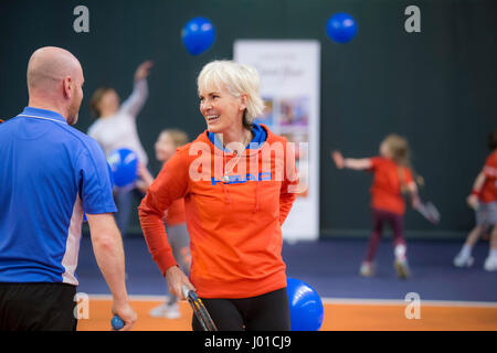 Judy Murray tennis coaching a una miscela di adulti e bambini Foto Stock