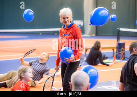 Judy Murray tennis coaching a una miscela di adulti e bambini Foto Stock