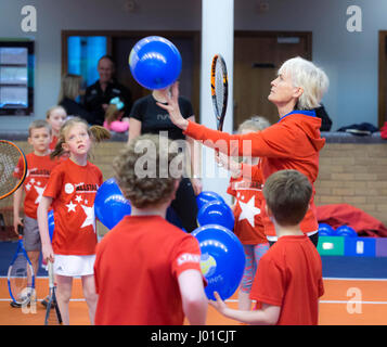 Judy Murray tennis coaching a una miscela di adulti e bambini Foto Stock