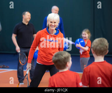 Judy Murray tennis coaching a una miscela di adulti e bambini Foto Stock