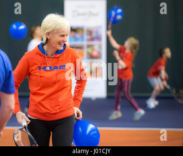 Judy Murray tennis coaching a una miscela di adulti e bambini Foto Stock