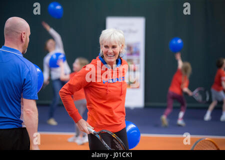 Judy Murray tennis coaching a una miscela di adulti e bambini Foto Stock