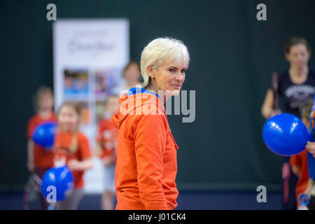 Judy Murray tennis coaching a una miscela di adulti e bambini Foto Stock