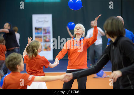 Judy Murray tennis coaching a una miscela di adulti e bambini Foto Stock