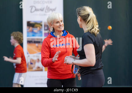 Judy Murray tennis coaching a una miscela di adulti e bambini Foto Stock