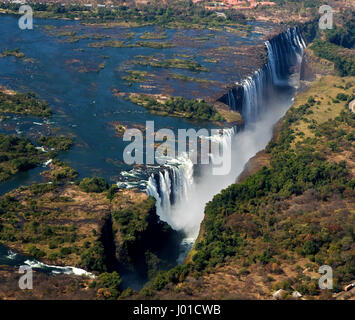 Vista delle Cascate Vittoria da terra. Parco nazionale MOSI-oa-Tunya. E sito patrimonio dell'umanità. Zambiya. Zimbabwe. Foto Stock