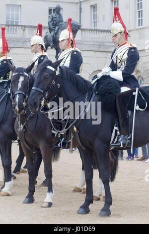Sleeping soldato da blues e royals su Horseguards Parade di Londra di massa Foto Stock