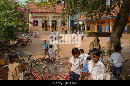 I bambini nel parco giochi, scuola elementare, Kampong Tralach, Phnom Penh Cambogia Foto Stock