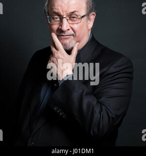 Ritratto di (Ahmed) Salman Rushdie (grazie a Hotel Park Hyatt Paris-Vendome) 11/09/2016 ©Philippe MATSAS/Opale Foto Stock