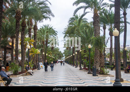 ALICANTE, Spagna - 12 febbraio 2016: Explanada de España, un famoso lungomare di Alicante, lanterne, palme e passeggiate rilassanti e persone, Alicante, S Foto Stock